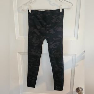 Spanx seamless camo leggings NWT XS